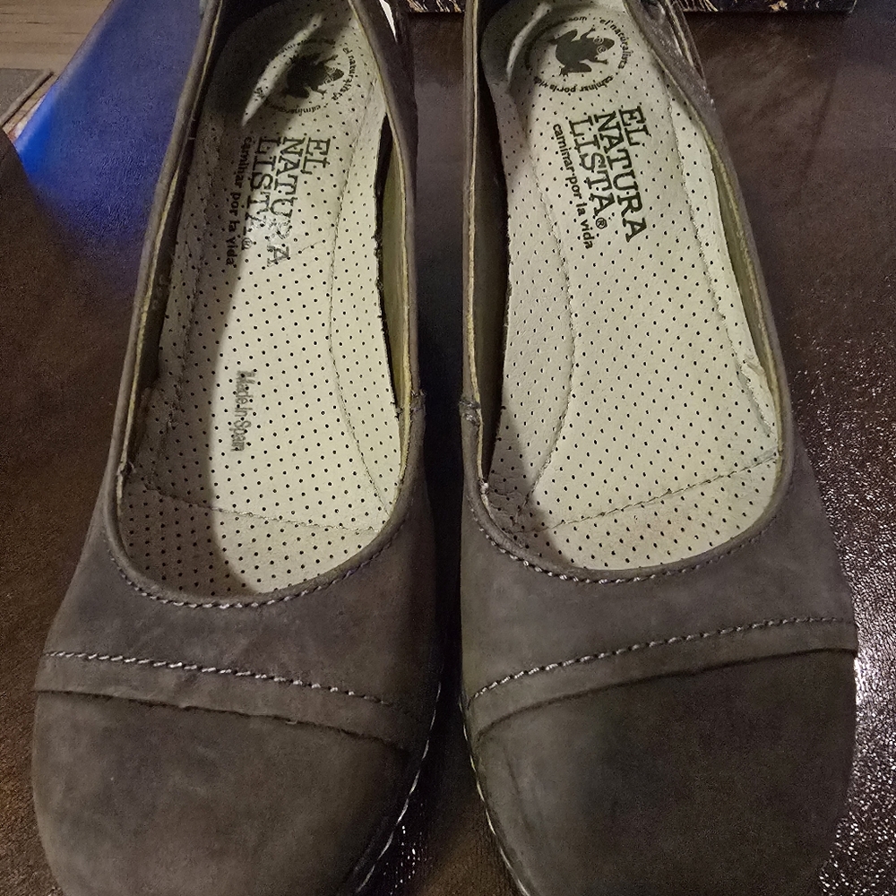 El Naturalista Women's Grey Flats